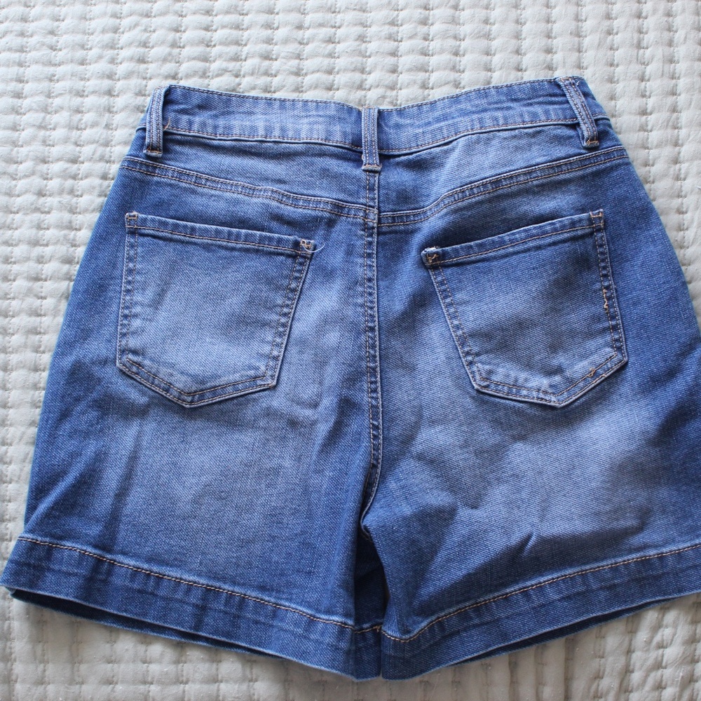 Medium Wash Pleat Front Mid-Length Denim Shorts - Picture 5 of 7